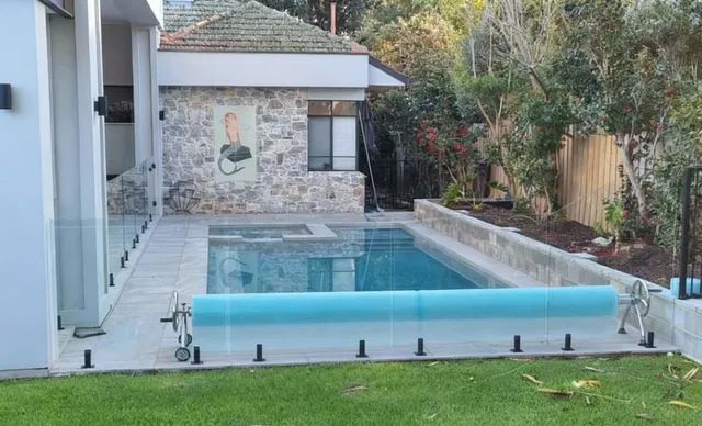 Poolabdeckungen im Vergleich zu klassischen Lösungen für mehr Funktionalität